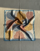Lenço de Cetim Estampado 90x90 – Elegância em Azul