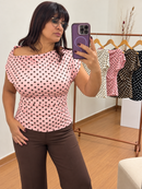 Blusa Feminina Poá com Decote Drapeado e Detalhe no Ombro