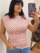 Blusa Feminina Poá com Decote Drapeado e Detalhe no Ombro