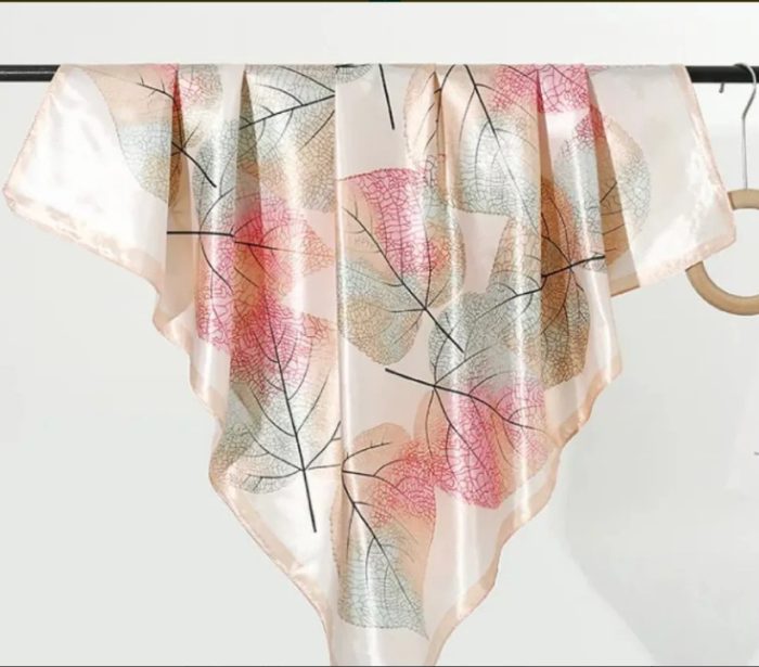 lenço de cetim estampado 90x90 – preto e marrom lenço de cetim estampado 90x90 – preto e marrom