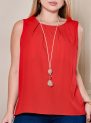 regata lisa com colar vermelha