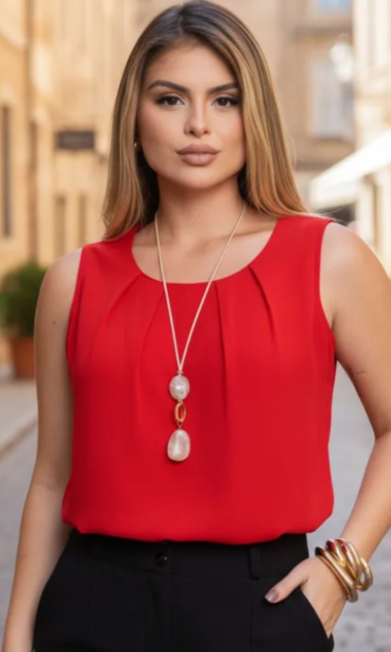 regata lisa com colar vermelha
