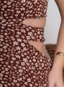 vestido longo com recortes laterais – estampa marrom floral